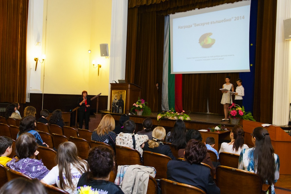 Среща-разговор с Роси Михова за новата ѝ книга "ТРИМА НАСАМЕ. Задочни разговори с Макс Фриш"