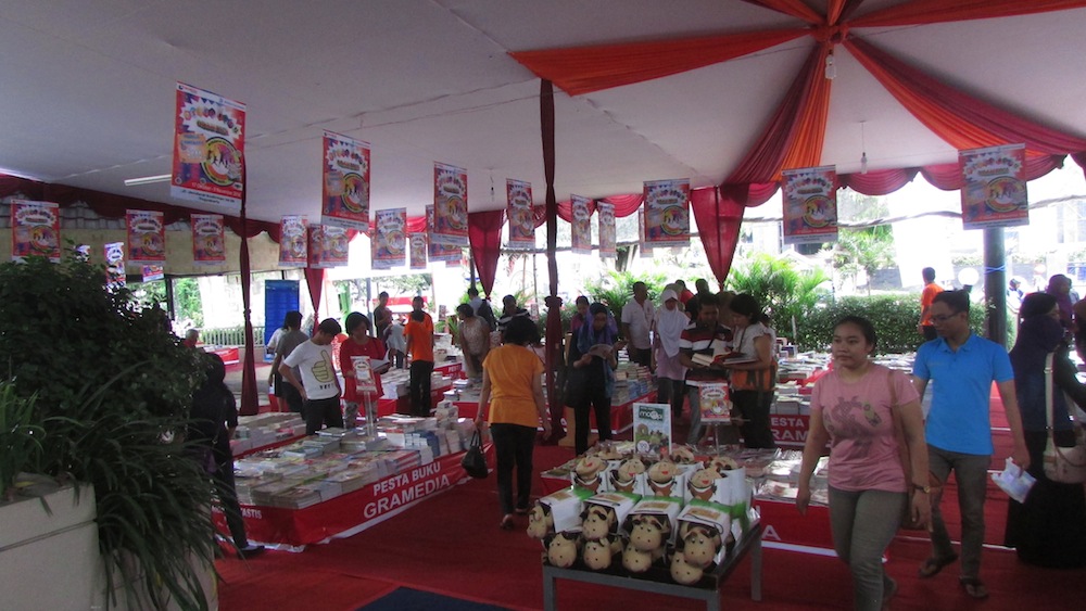 Среща-разговор с Роси Михова за новата ѝ книга "ТРИМА НАСАМЕ. Задочни разговори с Макс Фриш"