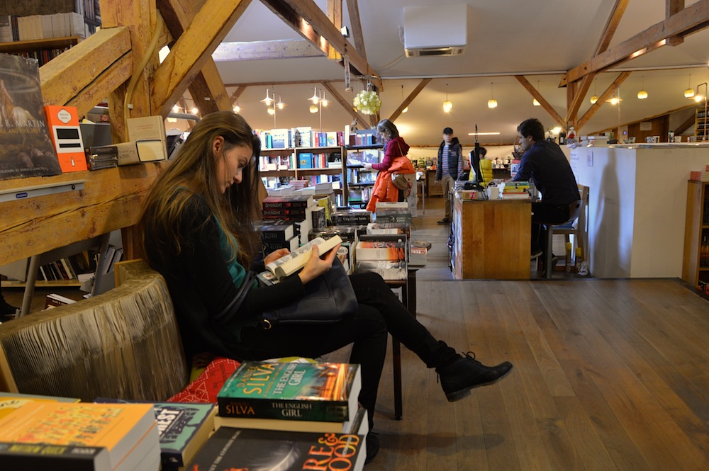 Среща-разговор с Роси Михова за новата ѝ книга "ТРИМА НАСАМЕ. Задочни разговори с Макс Фриш"