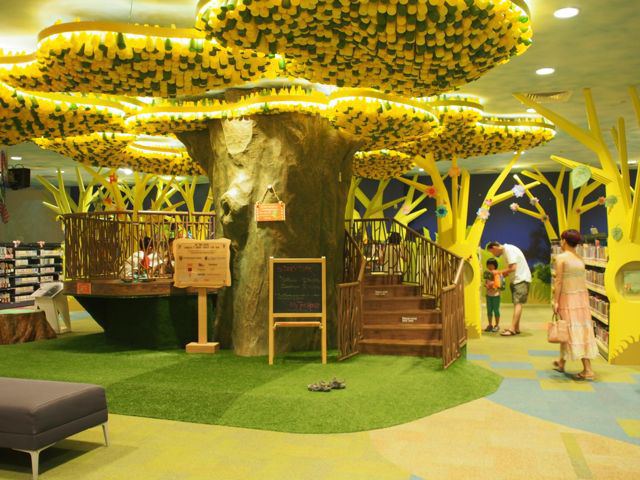 Среща-разговор с Роси Михова за новата ѝ книга "ТРИМА НАСАМЕ. Задочни разговори с Макс Фриш"