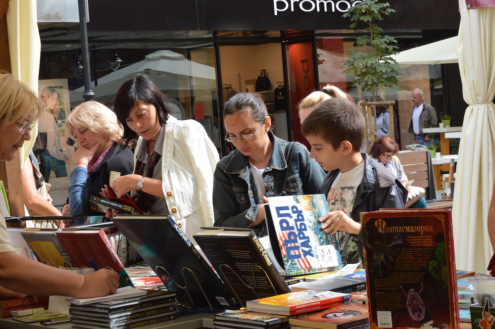 Среща-разговор с Роси Михова за новата ѝ книга "ТРИМА НАСАМЕ. Задочни разговори с Макс Фриш"