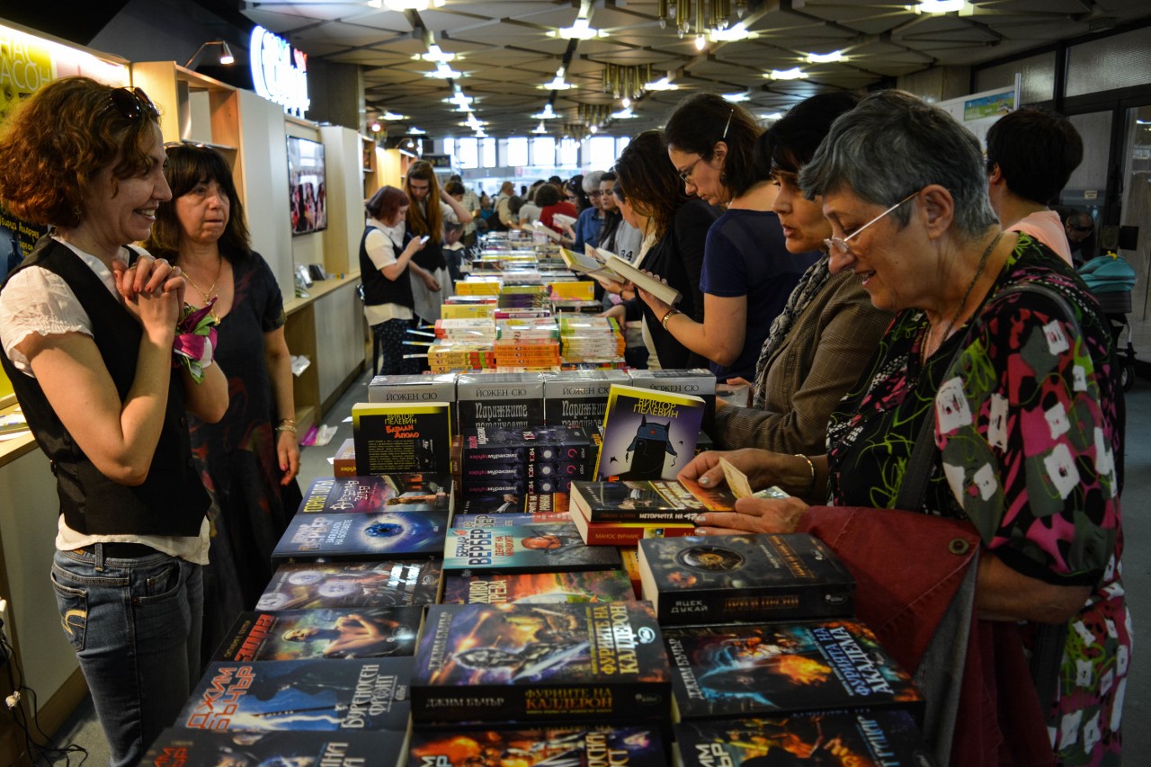 Среща-разговор с Роси Михова за новата ѝ книга "ТРИМА НАСАМЕ. Задочни разговори с Макс Фриш"