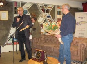 Членът на УС на АБК Дамян Яков връчва отличието на Любен Козарев от "Изток-Запад"