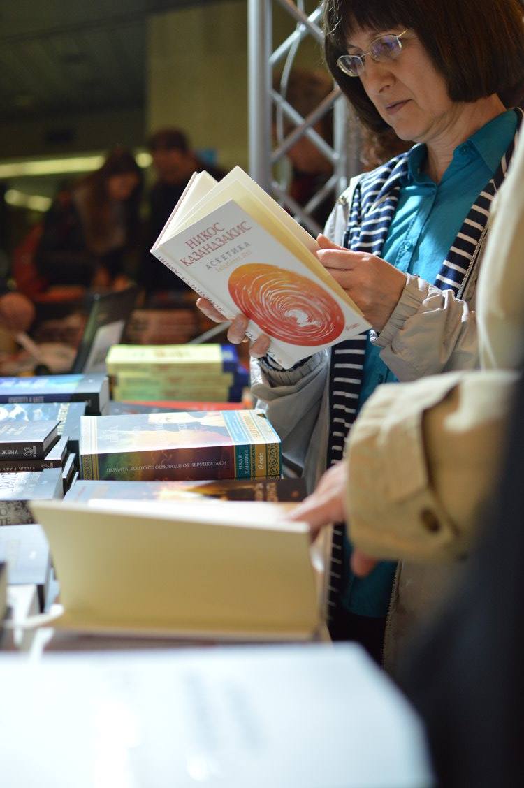 Среща-разговор с Роси Михова за новата ѝ книга "ТРИМА НАСАМЕ. Задочни разговори с Макс Фриш"