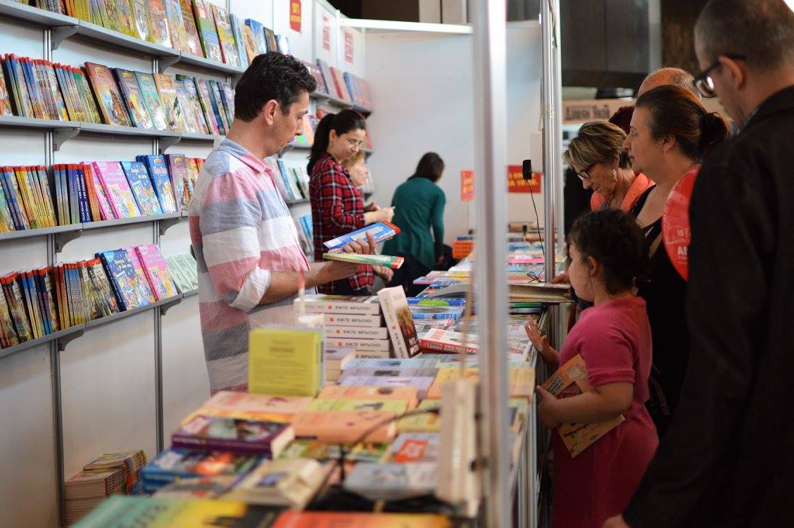 Среща-разговор с Роси Михова за новата ѝ книга "ТРИМА НАСАМЕ. Задочни разговори с Макс Фриш"