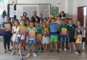 Никола Райков и децата от Вълкосел през 2017 г.