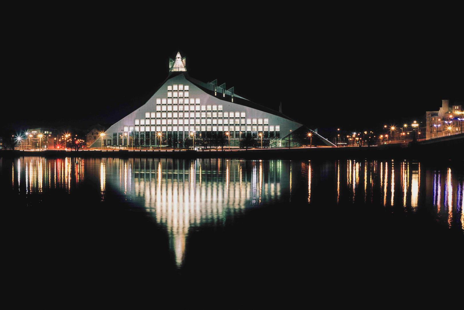 Среща-разговор с Роси Михова за новата ѝ книга "ТРИМА НАСАМЕ. Задочни разговори с Макс Фриш"