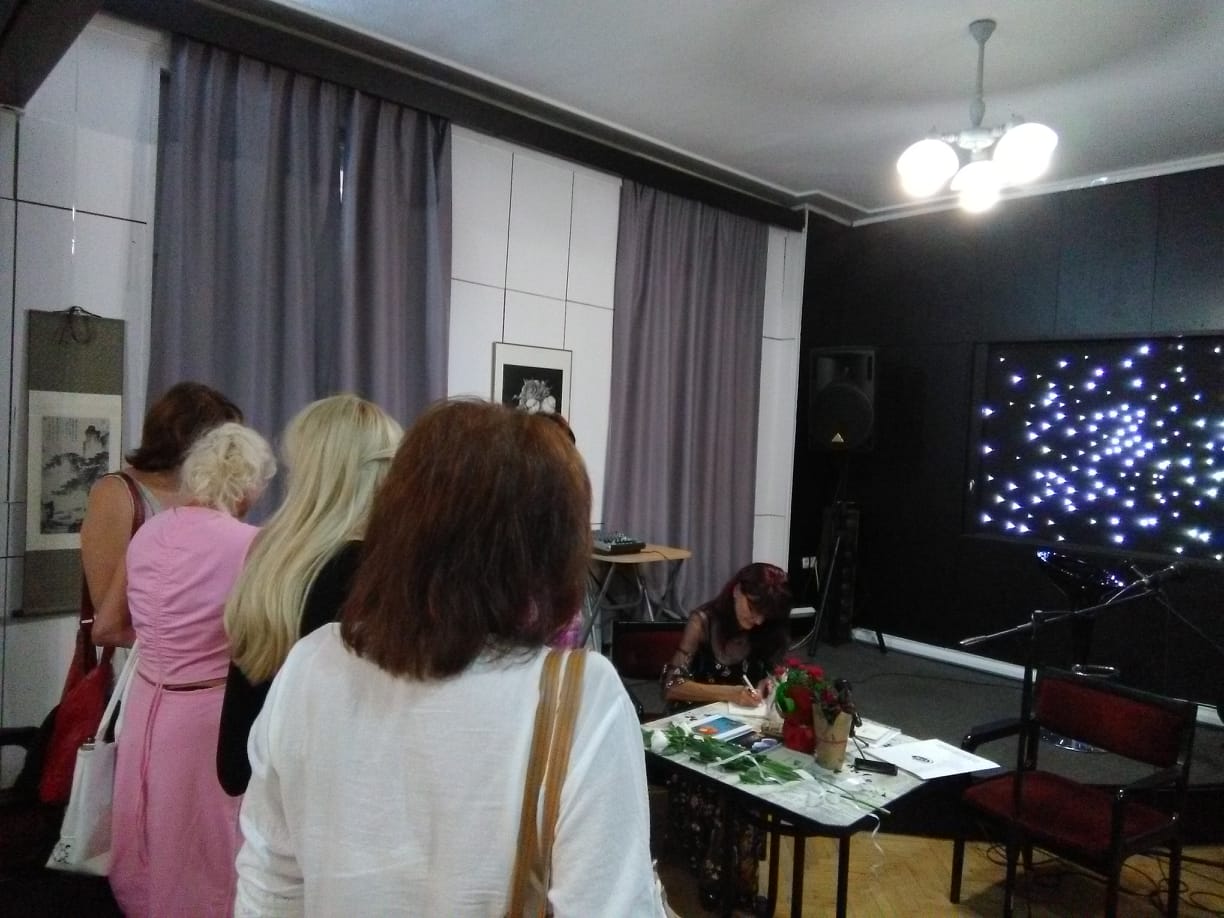 Среща-разговор с Роси Михова за новата ѝ книга "ТРИМА НАСАМЕ. Задочни разговори с Макс Фриш"