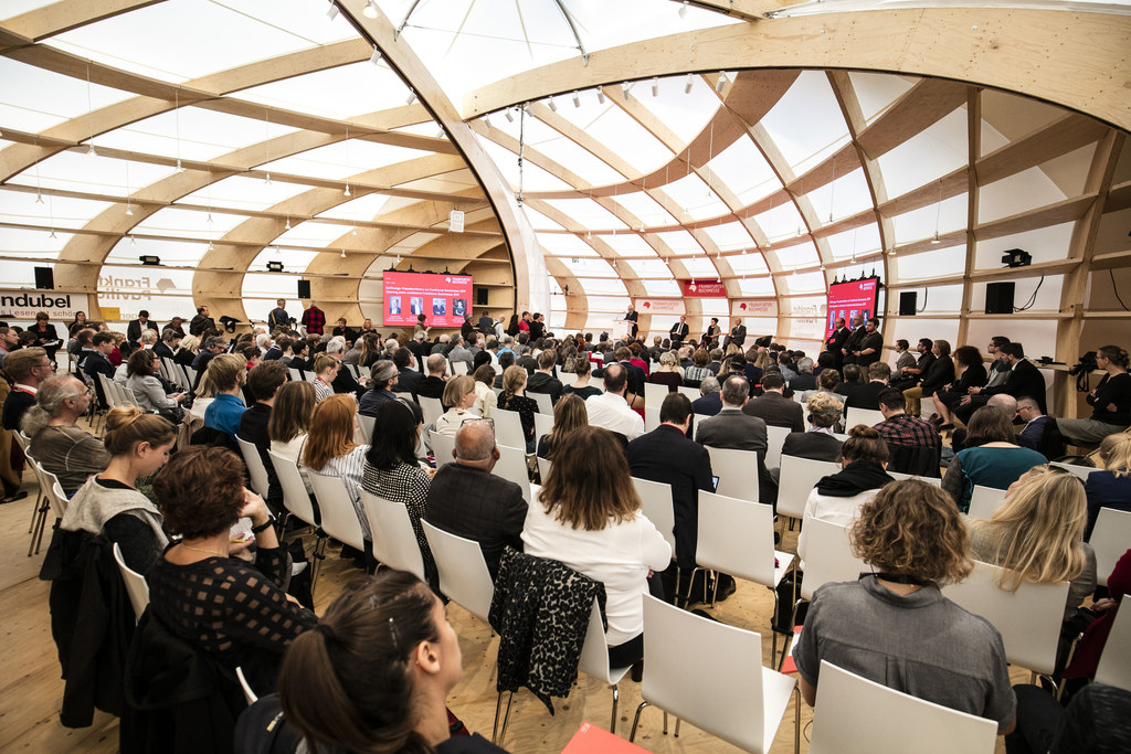 Среща-разговор с Роси Михова за новата ѝ книга "ТРИМА НАСАМЕ. Задочни разговори с Макс Фриш"