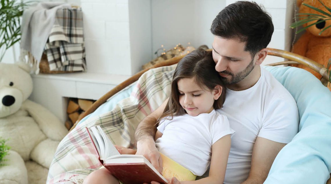 баща и дъщеря четат книга